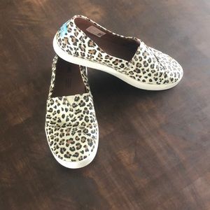 Tom’s leopard slip on